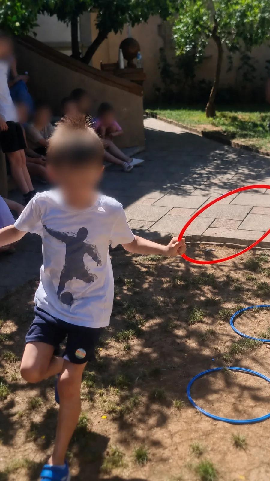 Fëmijë në një pistë aktivitetesh të Kampit Veror LU-EM në Tiranë
