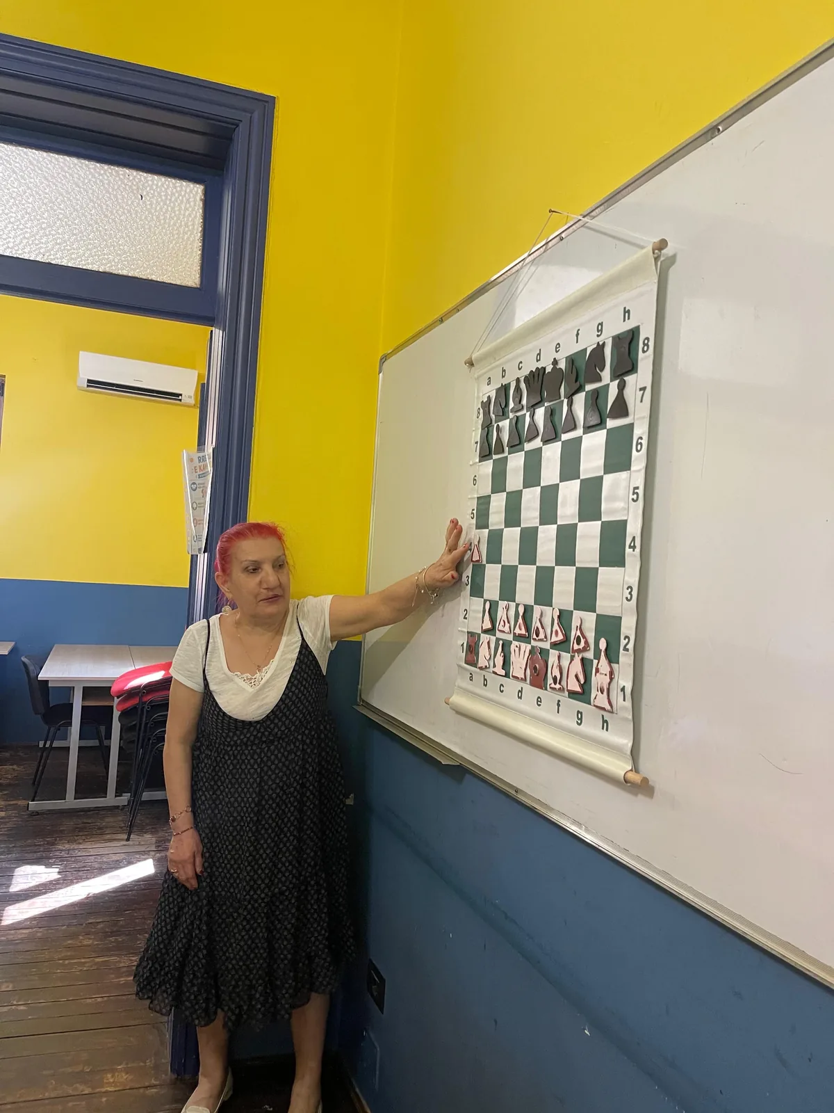 Edukatore e LU-EM Center gjatë një aktiviteti mësimor me shah