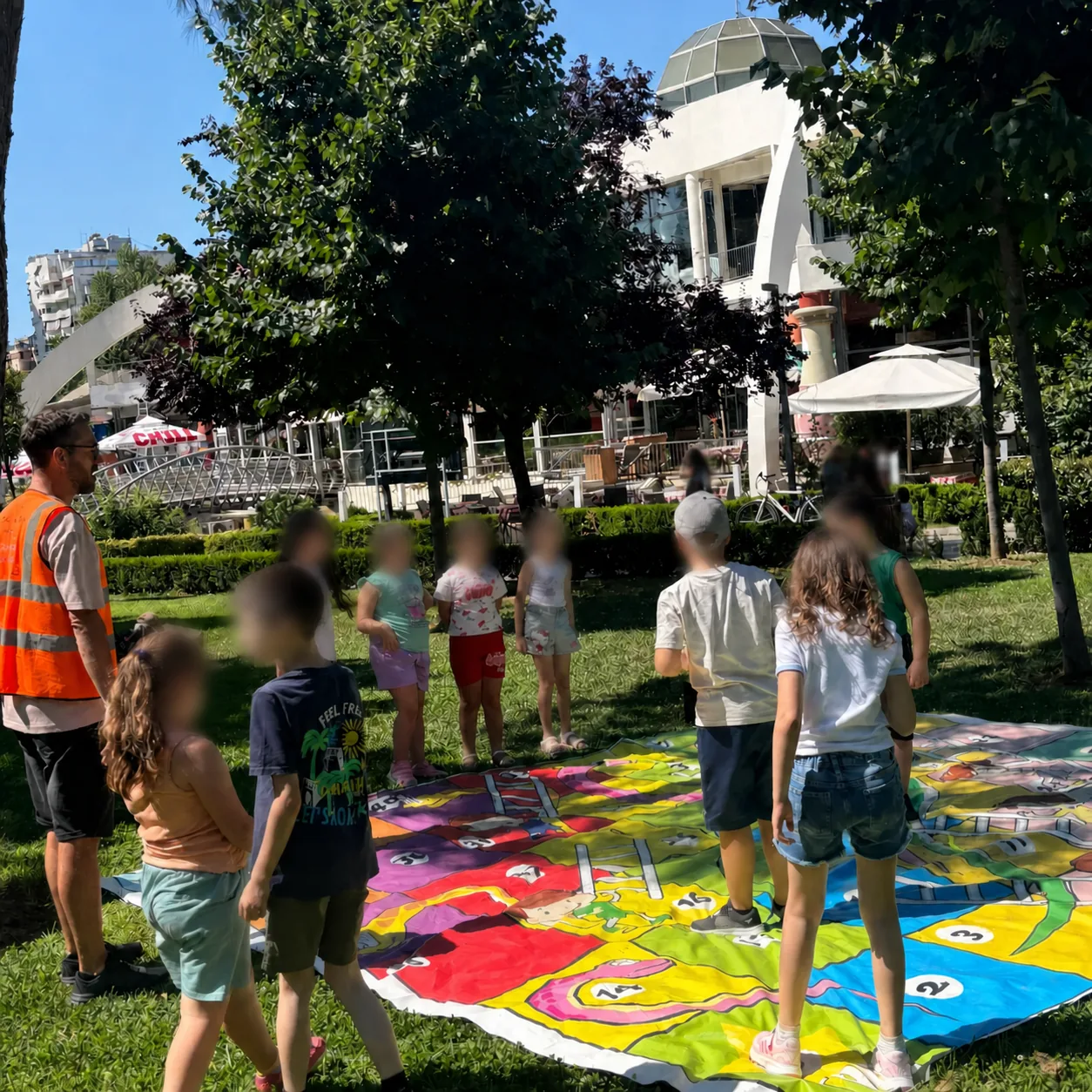 Grup fëmijësh në një lojë gjigante në park me LU-EM Center