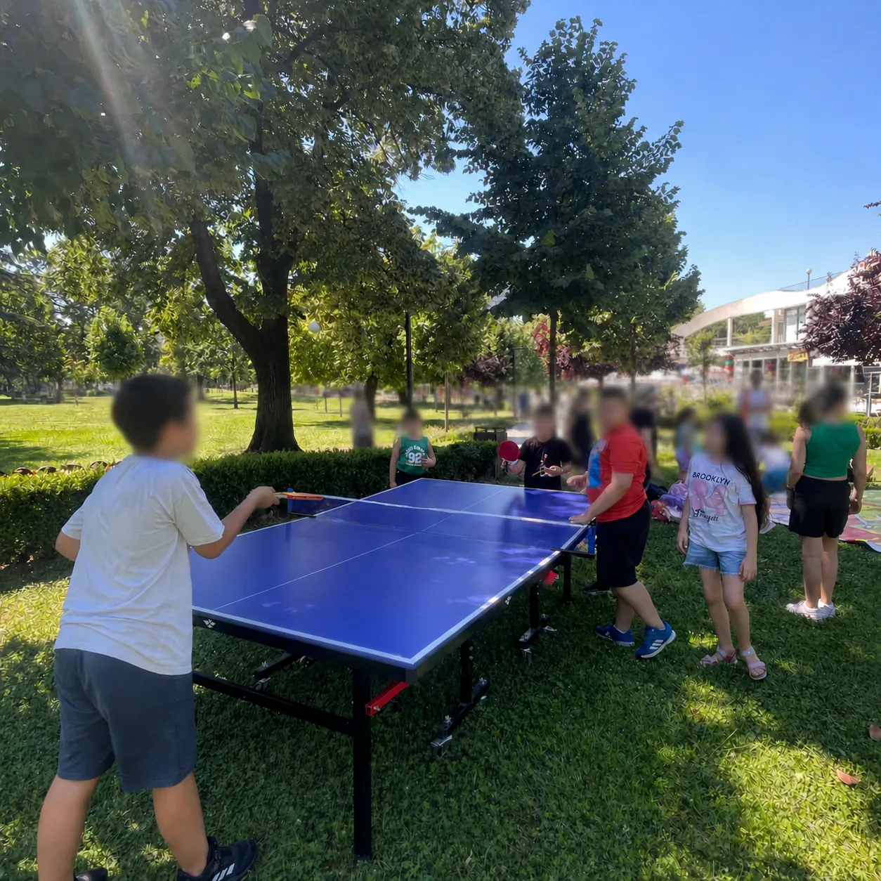 Fëmijë duke luajtur ping pong në një aktivitet veror të LU-EM Center